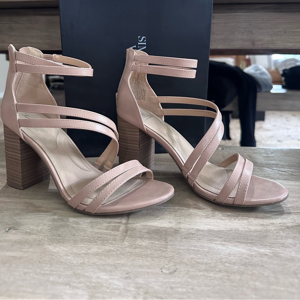 Simply Vera wang block heel nude Condition very good lightly worn. Size 8.5